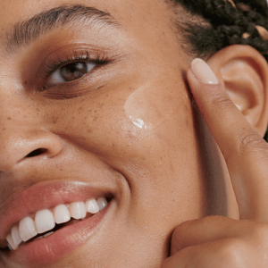 سرم روشن کننده و پیشگیری از لکه های تیره